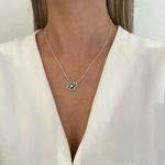 GARGANTILHA FLOR LÓTUS PEDRA CABOCHÃO BRANCA PRATA 925