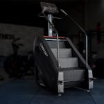 Simulador de Escada Profissional Consport para Academia com Painel Digital e Apoio Anatômico
