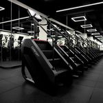 Simulador de Escada Profissional Consport para Academia com Painel Digital e Apoio Anatômico