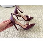 Sandália Gisele Marsala salto fino 10cm bico folha com metal dourado 