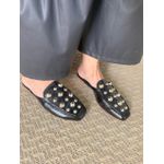 Mule Tati preto com tachas 