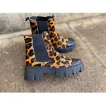 Coturno tratorado Chelsea feminino em couro pêlo onça