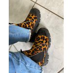 Coturno tratorado Chelsea feminino em couro pêlo onça