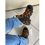 Coturno tratorado Chelsea feminino em couro pêlo onça