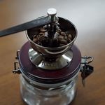 Moedor Manual de Café em Grãos Hario Canister 120g