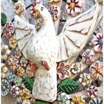 Divino Espírito Santo Meia Lua com Esculturas de Flores Claras - 72 x 100 CM. 