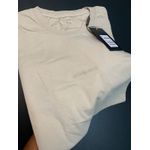 CAMISETA PREMIUM BEGE DETALHES EMBORRACHADO