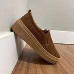 Slip On Carol - Couro Camurça Caramelo 