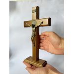 Cruz Crucifixo Madeira Com Cristo Metal Mesa e Parede 26cm