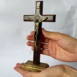 Cruz Crucifixo Madeira Com Cristo Metal Mesa e Parede 19cm