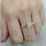 Anel Solitário Coração Semijoia Banho De Ouro 18k Com 4 Zircônias Laterais e 1 Coração De Zircônia Incolor Ao Centro