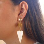 Brinco Biojoia Longo Pingente Coração Esmaltado e Capim Dourado By Kumbayá Joias