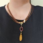 Colar Biojoia Fios Encerados Marrom Com Pingente Pedra Natural e Capim Dourado By Kumbayá Joias