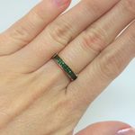 Anel Meia Aliança Semijoia Banho De Ouro 18k Cravação De Zircônia Verde Esmeralda Detalhe Em Ródio Negro