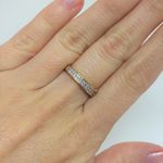 Anel Meia Aliança Semijoia Banho De Ouro 18k Cravação De Zircônia Incolor Detalhe Em Ródio