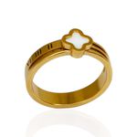 Anel Três Fios com Trevo Branco em Detalhe Romano Semijoia Aço Inox Dourado