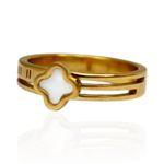 Anel Três Fios com Trevo Branco em Detalhe Romano Semijoia Aço Inox Dourado