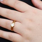 Anel Três Fios com Trevo Branco em Detalhe Romano Semijoia Aço Inox Dourado