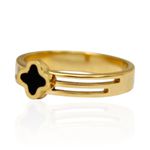 Anel Três Fios com Trevo Preto em Detalhe Romano Semijoia Aço Inox Dourado