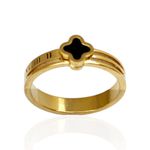 Anel Três Fios com Trevo Preto em Detalhe Romano Semijoia Aço Inox Dourado