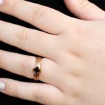 Anel Três Fios com Trevo Preto em Detalhe Romano Semijoia Aço Inox Dourado