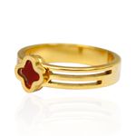 Anel Três Fios com Trevo Vermelho em Detalhe Romano Semijoia Aço Inox Dourado