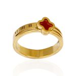 Anel Três Fios com Trevo Vermelho em Detalhe Romano Semijoia Aço Inox Dourado