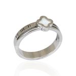 Anel Três Fios com Trevo Branco em Detalhe Romano Semijoia Aço Inox Prateado