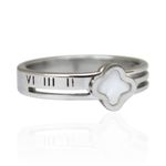 Anel Três Fios com Trevo Branco em Detalhe Romano Semijoia Aço Inox Prateado