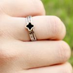 Anel Três Fios Com Trevo Preto Em Detalhe Romano Semijoia Aço Inox Prateado