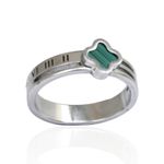 Anel Três Fios com Trevo Verde em Detalhe Romano Semijoia Aço Inox Prateado