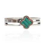 Anel Três Fios com Trevo Verde em Detalhe Romano Semijoia Aço Inox Prateado