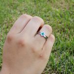 Anel Três Fios com Trevo Verde em Detalhe Romano Semijoia Aço Inox Prateado