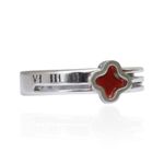 Anel Três Fios com Trevo Vermelho em Detalhe Romano Semijoia Aço Inox Prateado