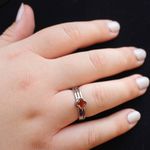 Anel Três Fios com Trevo Vermelho em Detalhe Romano Semijoia Aço Inox Prateado