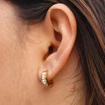 Brinco Pequena Argola com Zircônias Aço Inoxidável Dourado