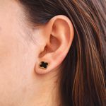 Brinco Trevo Preto Liso Aço Inoxidável Dourado