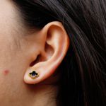 Brinco Trevo Preto Liso Pequeno Aço Inoxidável Dourado 