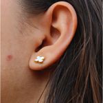 Brinco Trevo Branco Liso Pequeno Aço Inoxidável Dourado 