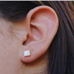 Brinco Quadrado Branco Aço Inoxidável Dourado 