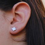 Brinco Mini Trevo Branco Aço Inoxidável 