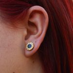 Brinco Redondo Preto com Detalhe Romano G Aço Inoxidável Dourado 