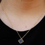 Conjunto Brinco e Colar Trevo Preto Liso Aço Inoxidável Dourado 