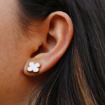 Conjunto Brinco e Colar Trevo Branco Liso Aço Inoxidável Dourado 
