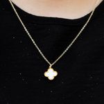 Conjunto Brinco e Colar Trevo Branco Liso Aço Inoxidável Dourado 