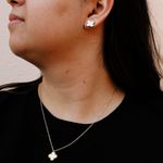 Conjunto Brinco e Colar Trevo Branco Liso Aço Inoxidável Dourado 