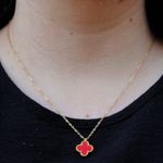 Conjunto Brinco e Colar Trevo Vermelho Liso Aço Inoxidável Dourado 