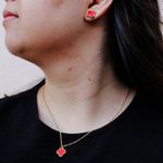 Conjunto Brinco e Colar Trevo Vermelho Liso Aço Inoxidável Dourado 