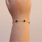 Pulseira Mini Trevo Preto Aço Inoxidável Dourado 
