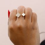 Anel Ajustável Trevo Cravejado e Perolado Semijoia Banho de Ouro 18K